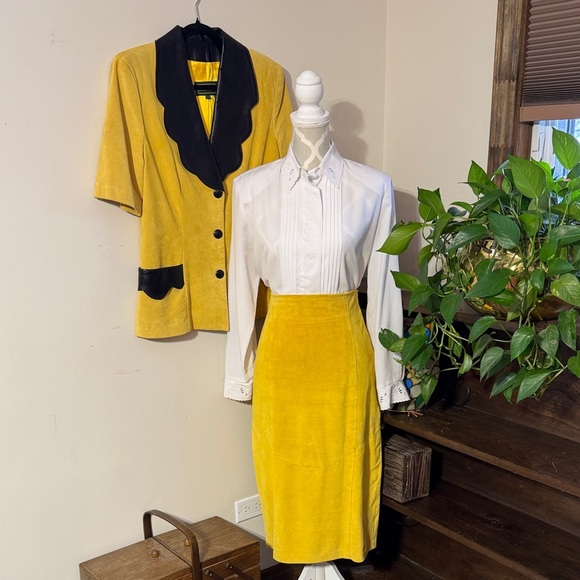 Vintage “Danier Leather” Skirt / Blazer Set - Picture 2 of 16